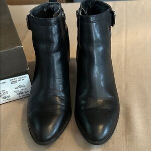 EUC Florsheim Black Leather Ankle Booties